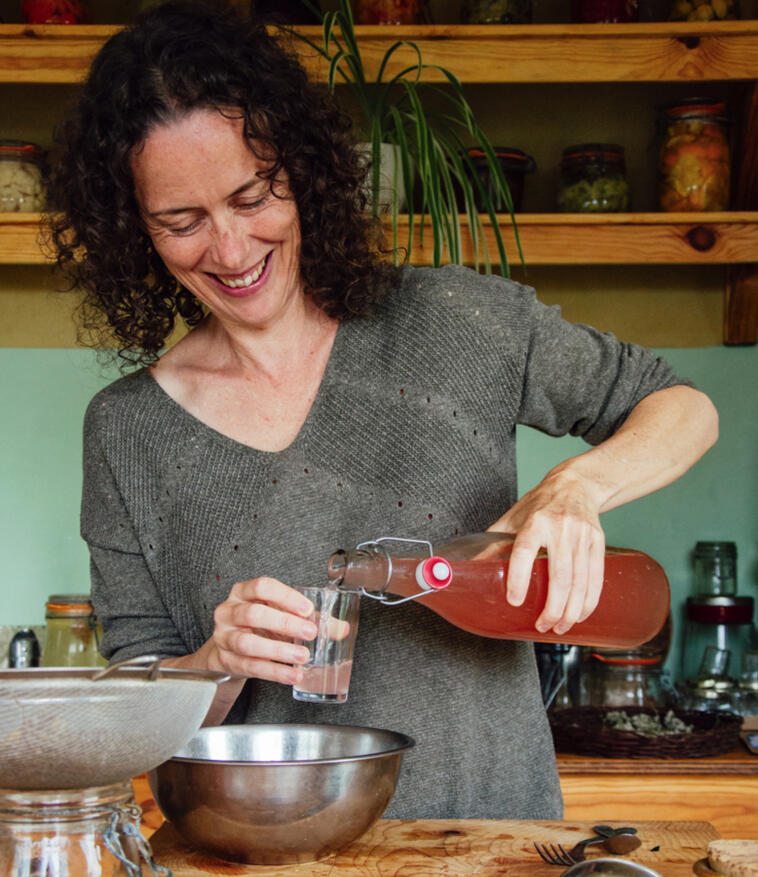 L'Assiette Vivante Je suis Noémie, créatrice de l’assiette vivante Je suis formée à la naturopathie, passionnée de fermentation et de plantes sauvages. Ma mission est de vous faire intégrer les produits fermentés dans votre quotidien