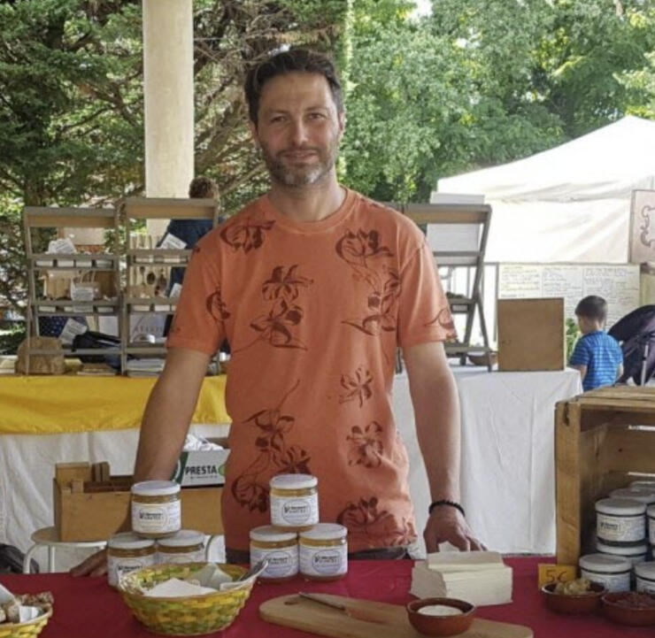 SAVEURS VIVANTES Atelier artisanal de lactofermentation en Ardèche Recettes originales, goûteuses à base de produits locaux et biologiques Pour un microbiote vivant ! 62 rue du Bousquet, Saint-Laurent-du-Pape 07800